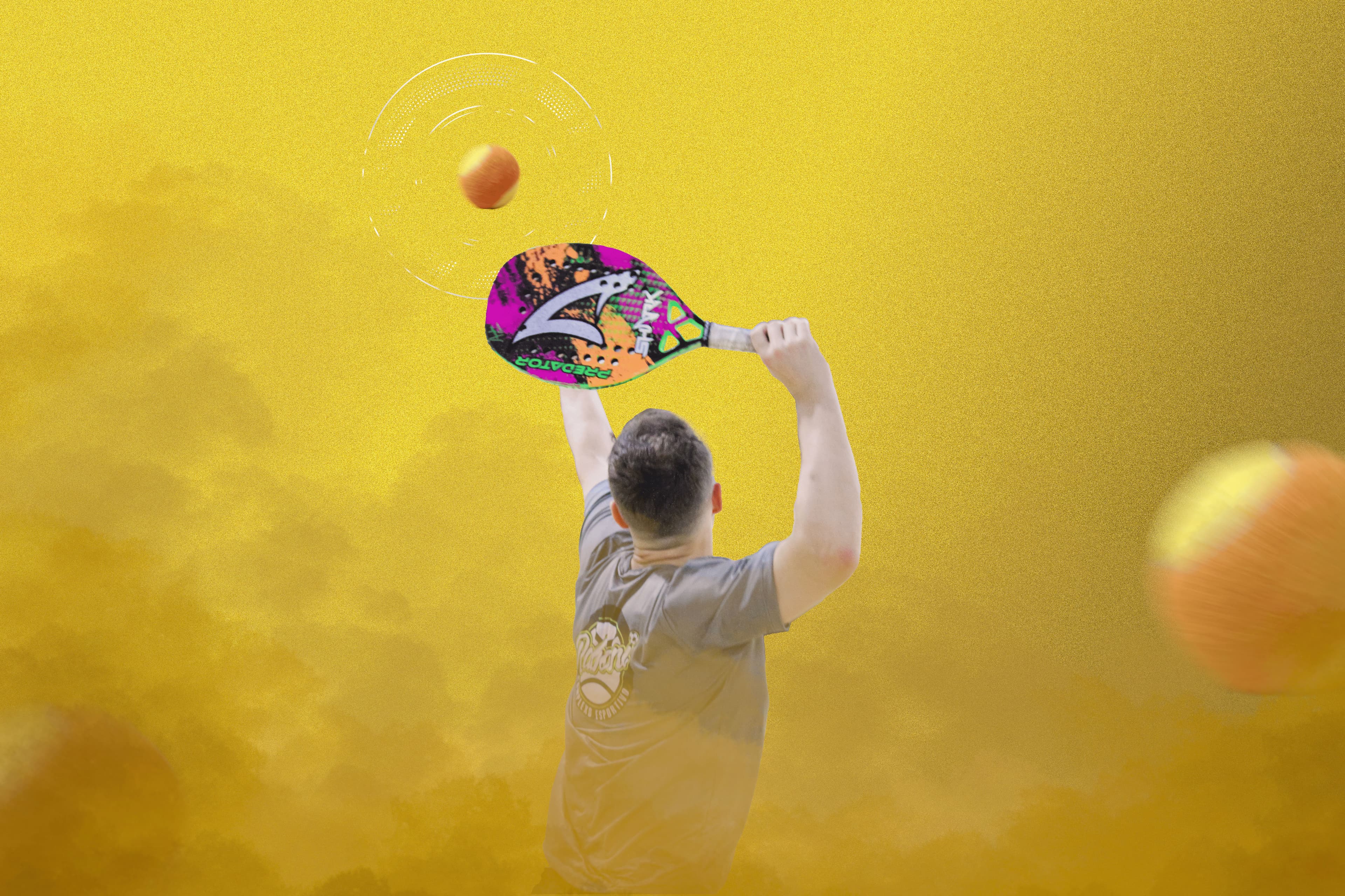 Imagem representando um jogador de beach tennis em fundo amarelo, em alusão ao Raboni Complexo Esportivo